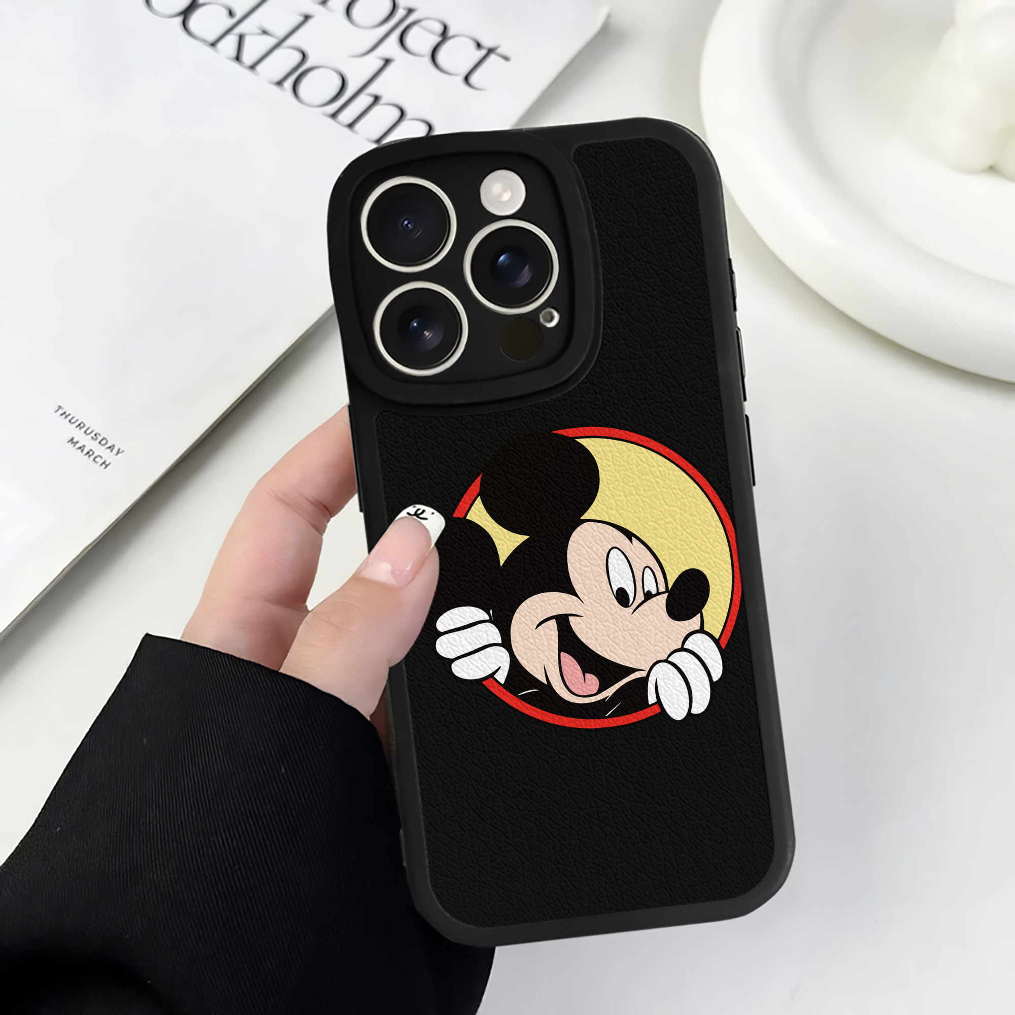 （画像用） ミッキーマウス Mickey Mouse 【iPhone 16シリーズ対応】シリコンスマホケース（レザー調） 材質：シリコン